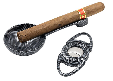 Ce coffret contient: – Un coupe-cigares finition carbone doté d’une double lame en acier inoxydable pour tous les modules jusqu’au diamètre 22 mm. (ring 56). – Un cendrier en métal finition carbone adapté pour un cigare.