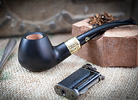 La Rattray's Majesty N°4 Black est une pipe demi courbe, montée en 9mm de forme "Cognac", agréable à tenir en main. Dotée d'un montage army, sa tige arbore une élégante bague en laiton offrant un charmant contraste avec sa finition noir mat et son tuyau en acrylique noir.