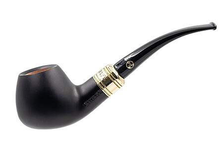 La Rattray's Majesty N°4 Black est une pipe demi courbe, montée en 9mm de forme 