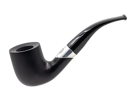 Cette pipe Rattray's Emblem n°159 est une pipe classique courbe, dotée d'une finition noir mat. Elle arbore une élégante bague en aluminium ornée d'un triskel, emblème de la marque écossaise. Montée pour filtre 9mm, elle et équipée d'un tuyau en acrylique noir.