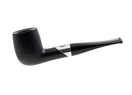Cette pipe Rattray's Emblem n°158 est une pipe Billiard droite, dotée d'une finition noir mat. Elle arbore une élégante bague en aluminium ornée d'un triskel, emblème de la marque écossaise. Montée pour filtre 9mm, elle et équipée d'un tuyau en acrylique noir.