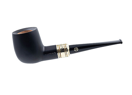 La Rattray's Majesty N°5 Black est une pipe droite classique, montée en 9mm de forme "Néogène" ou "Billiard". Son foyer arrondi offre une agréable prise en main. Dotée d'un montage army, sa tige arbore une élégante bague en laiton offrant un charmant contraste avec sa finition noir mat et son tuyau en acrylique noir.
