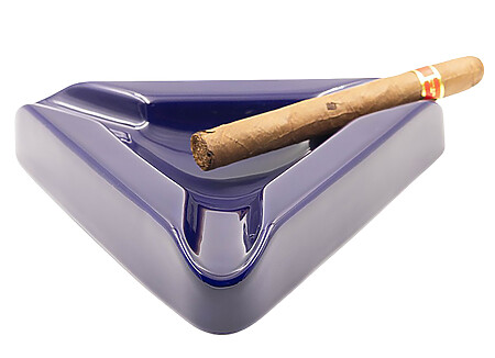 Ce cendrier 3 cigares présente un design moderne faisant de cet accessoire un véritable objet de décoration tout en étant fonctionnel pour les amateurs de cigares.