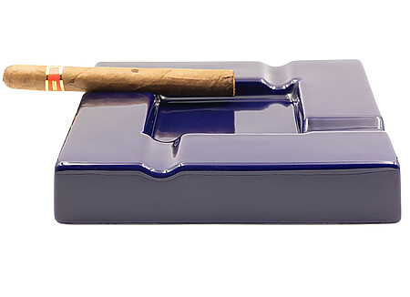Ce cendrier carré pour 4 cigares présente un design moderne faisant de cet accessoire un véritable objet de décoration tout en étant fonctionnel pour les amateurs de cigares.