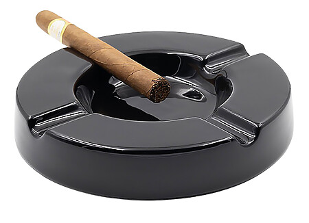 Ce cendrier rond pour 4 cigares présente un design moderne faisant de cet accessoire un véritable objet de décoration tout en étant fonctionnel pour les amateurs de cigares.