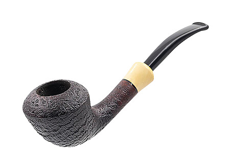 La Chacom Maître Pipier est une pipe a la silhouette demi-courbe typique des pipes danoises des années 70, avec une finition sablée, une extension en buis et un tuyau en acrylique noir.