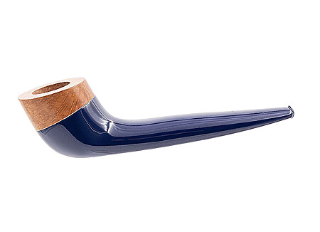 Ceci est bel et bien une pipe ! La "Pourquoi Pas" a été conçue dans les années 90 par Erwin Van Handenhoven pour la marque Chap. Cette pipe droite, colorée et au style non conventionnel, est un morceau d’histoire de la pipe de Saint-Claude. Le corps de la pipe est en acrylique et le foyer est en bruyère.