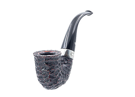 La Pipe Peterson Sherlock Holmes Original est une pipe courbe à la finition rustiquée Le haut de la tige est serti d’une bague en argent sterling composée de 92,5 % d’argent. Son tuyau en ébonite est équipé du système P-lip de Peterson.